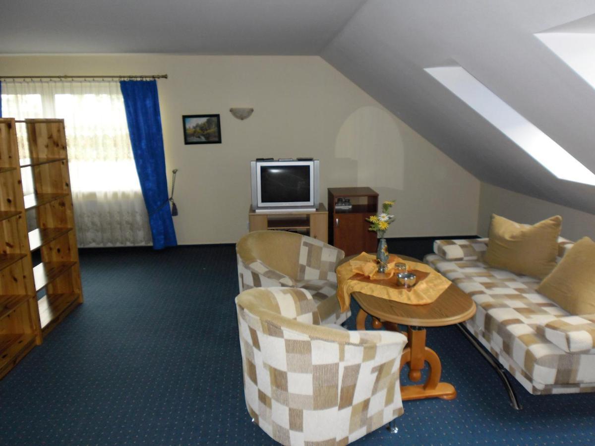 Restaurant & Hostel "Broadway" Kliniska ภายนอก รูปภาพ