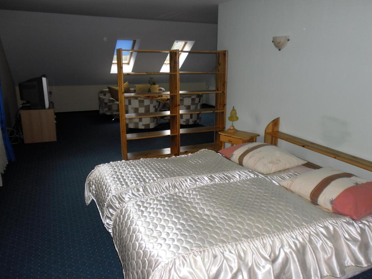 Restaurant & Hostel "Broadway" Kliniska ภายนอก รูปภาพ