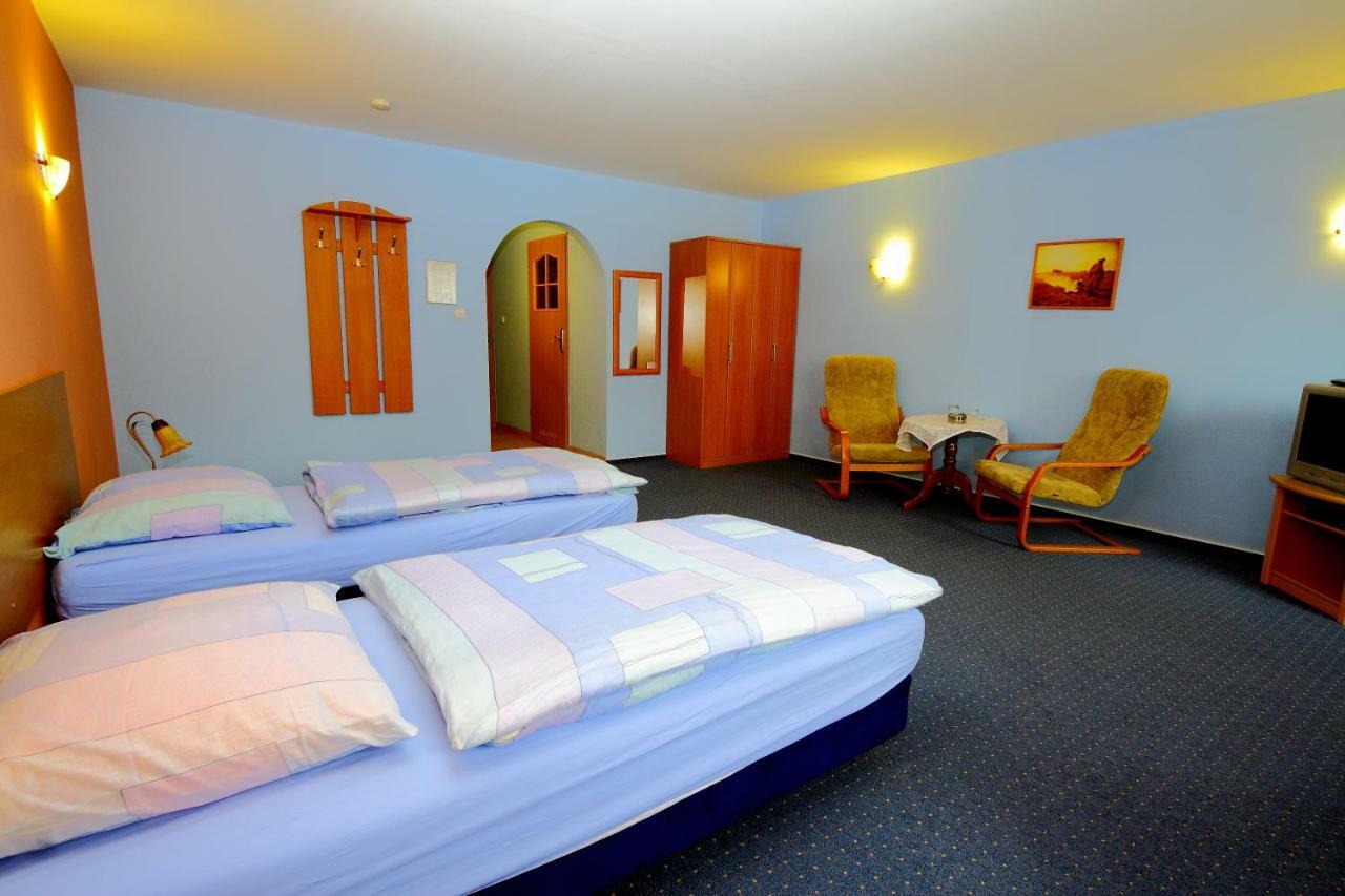Restaurant & Hostel "Broadway" Kliniska ภายนอก รูปภาพ