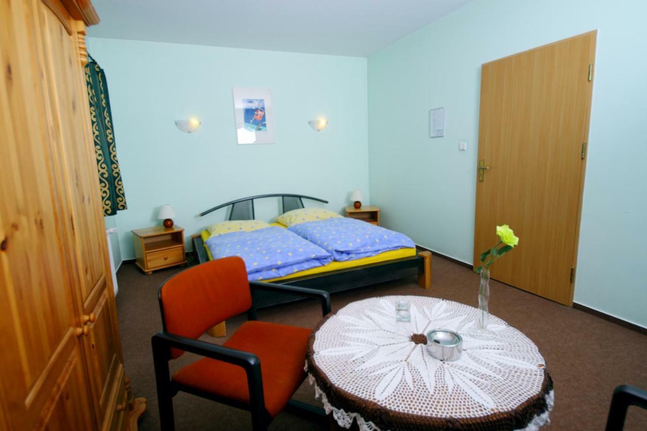 Restaurant & Hostel "Broadway" Kliniska ภายนอก รูปภาพ