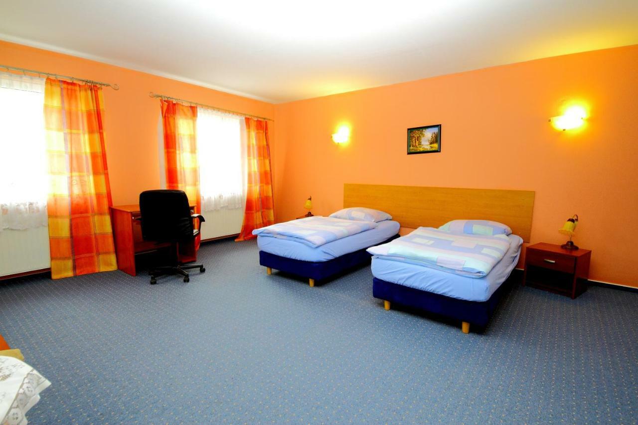 Restaurant & Hostel "Broadway" Kliniska ภายนอก รูปภาพ